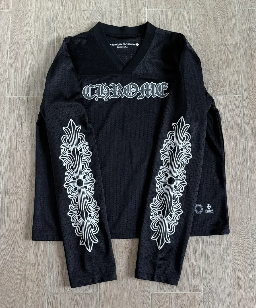 Черный лонгслив Chrome Hearts с серебристыми принтами на рукавах, вид спереди