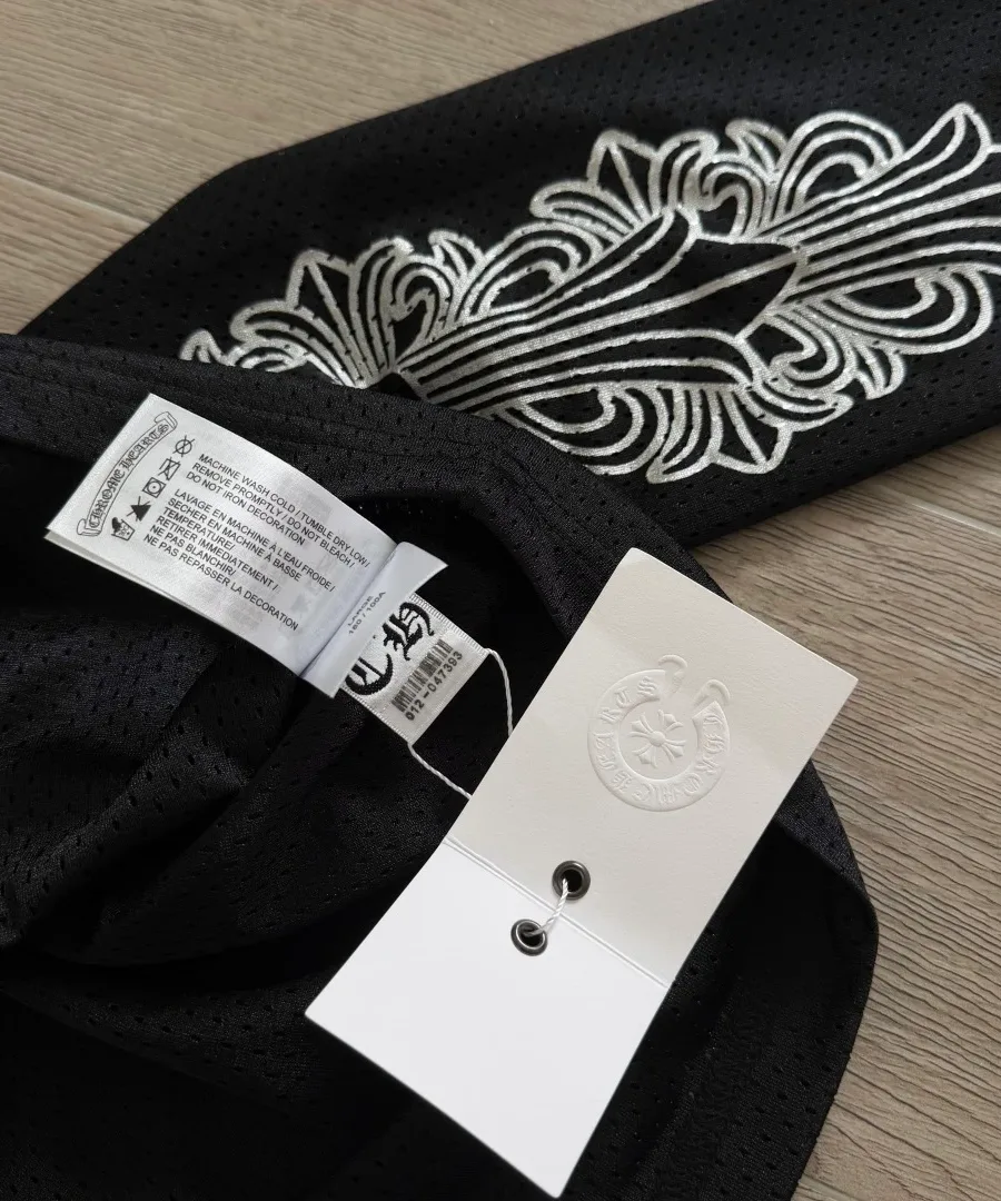Внутренние бирки и ярлыки черного лонгслива Chrome Hearts