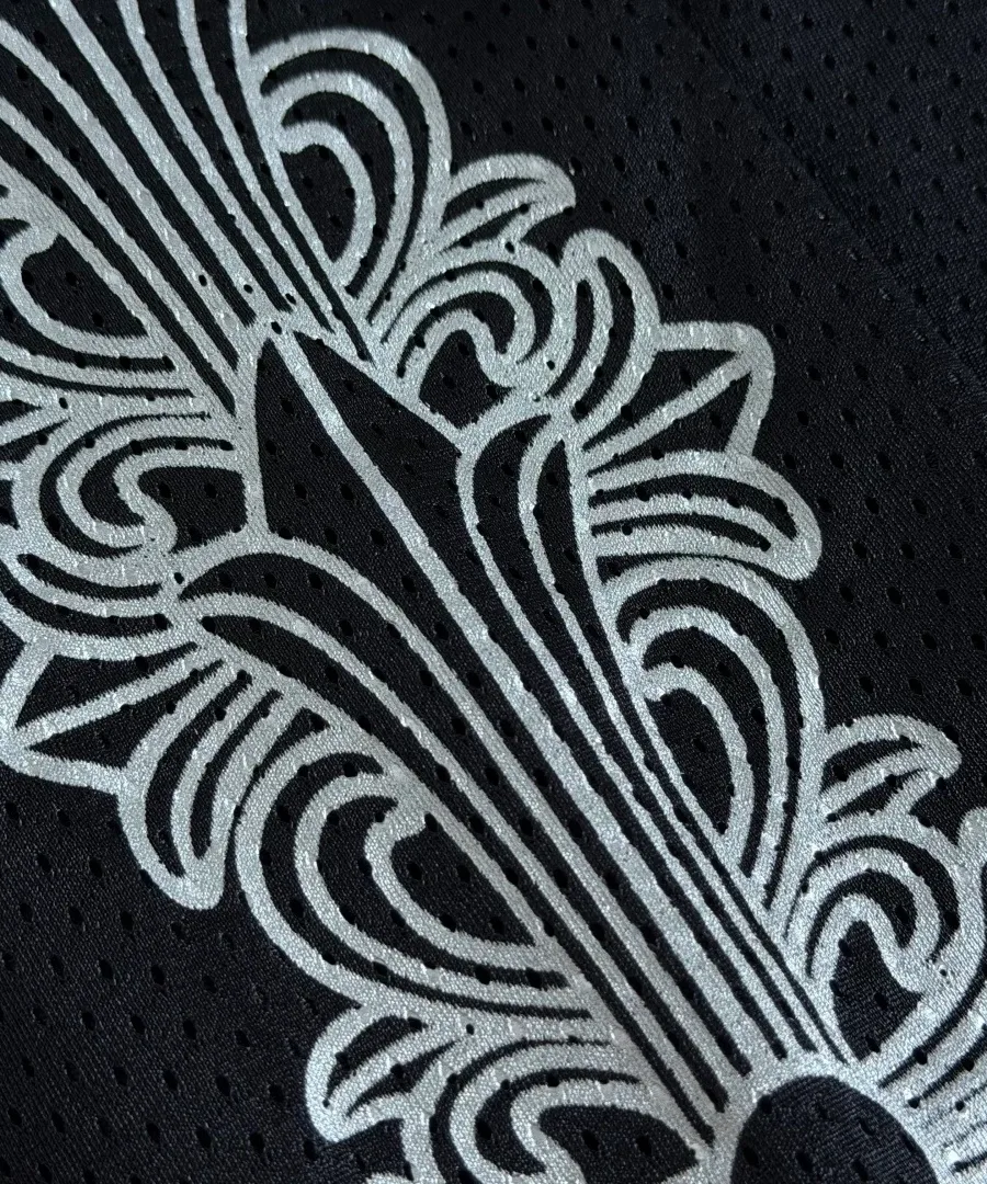 Деталь серебристого узора на рукаве черного лонгслива Chrome Hearts