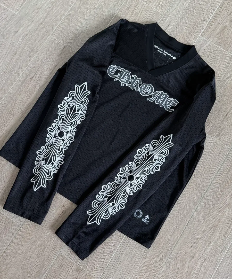 Черный лонгслив Chrome Hearts в стиле хоккейного джерси, вид спереди под углом