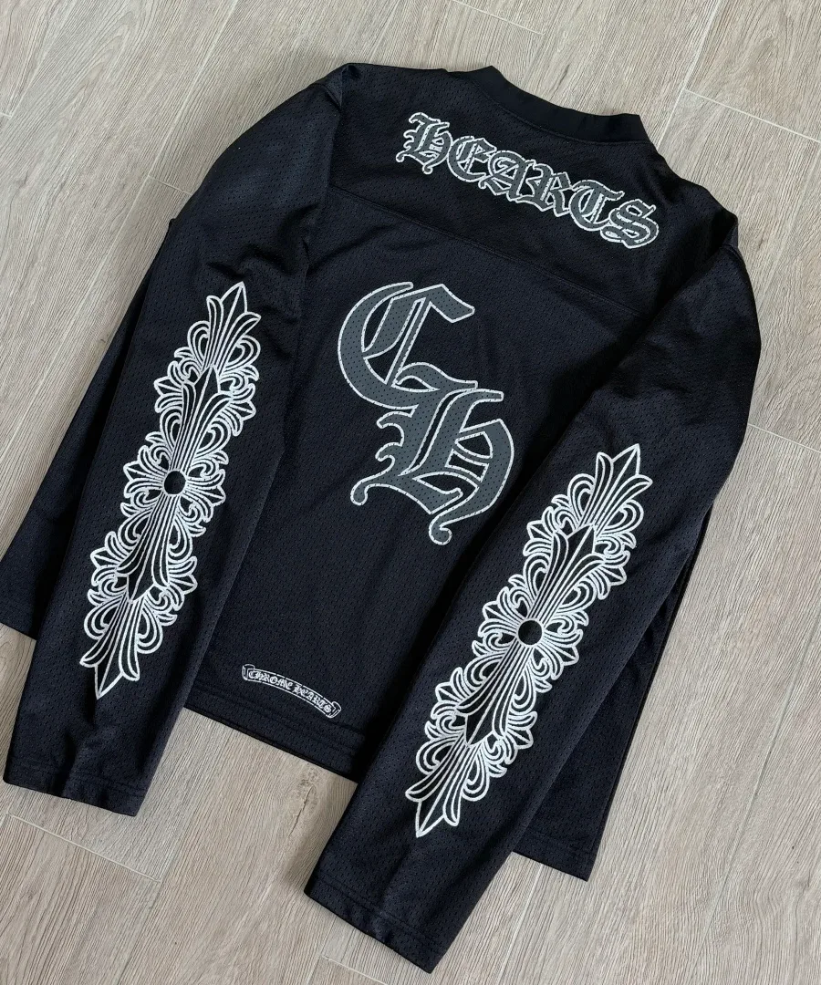 Черный лонгслив Chrome Hearts с монограммой CH на спине, вид сзади под углом