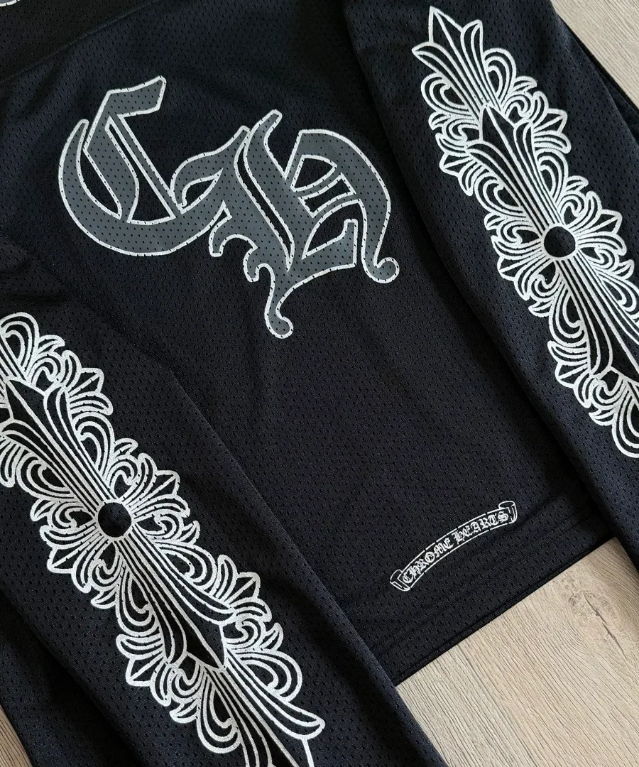 Крупный план спинки черного лонгслива Chrome Hearts с монограммой CH