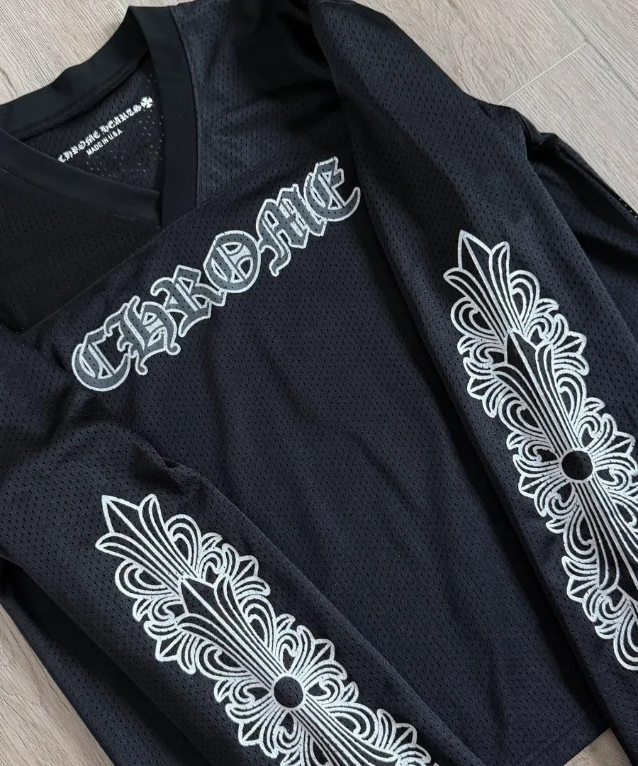 Крупный план передней части черного лонгслива Chrome Hearts с надписью Chrome
