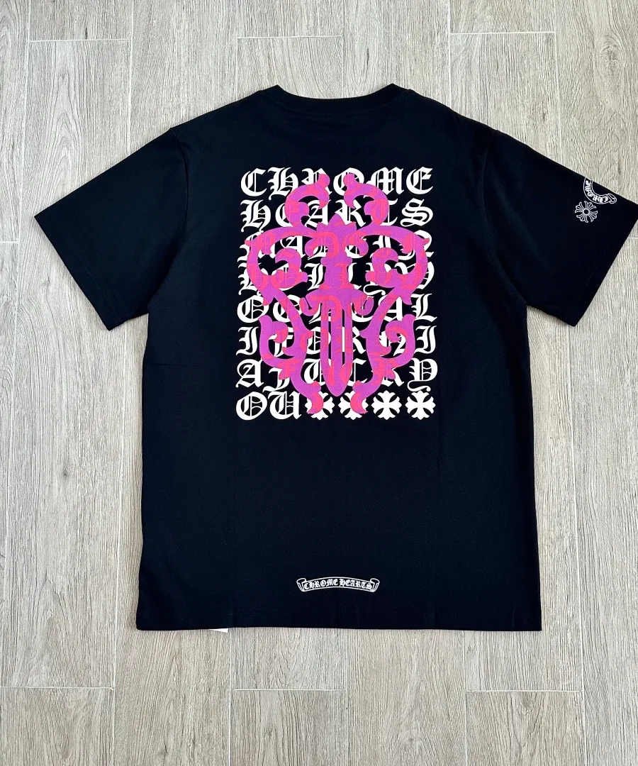 Черная футболка Chrome Hearts с принтом кинжала на спине, вид сзади