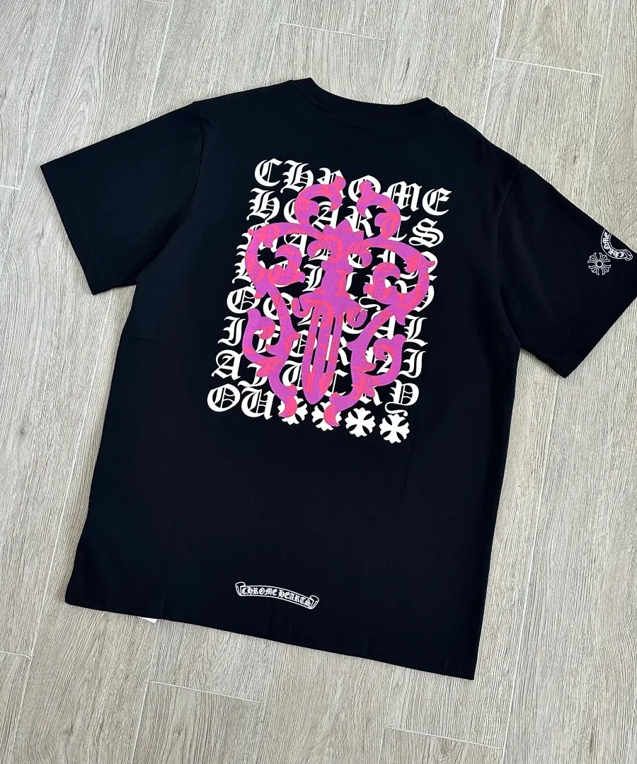 Черная футболка Chrome Hearts с принтом кинжала на спине, вид сзади под углом