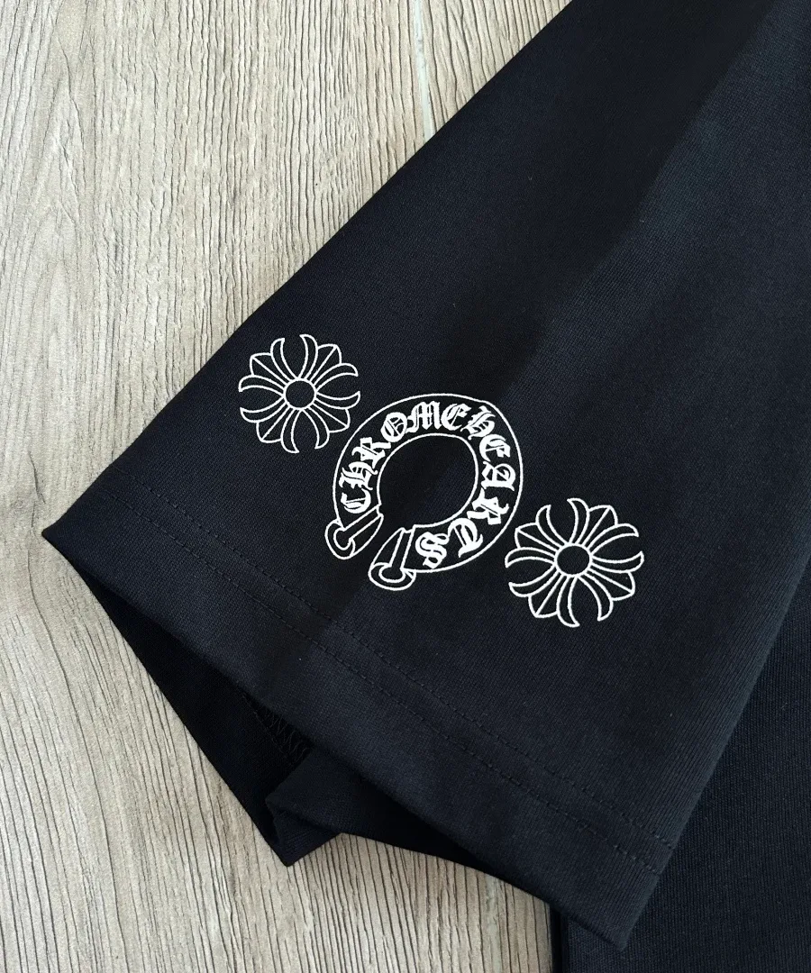 Принт на рукаве черной футболки Chrome Hearts