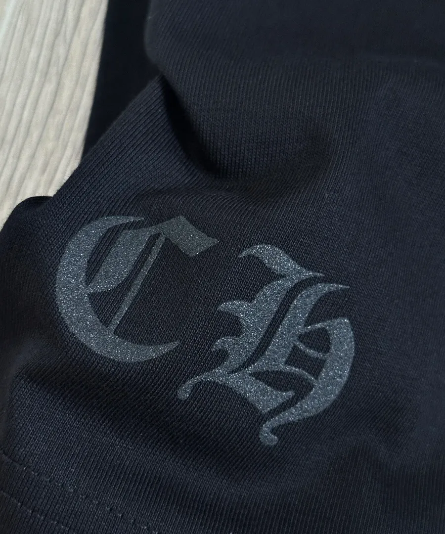 Принт с монограммой CH на черной футболке Chrome Hearts