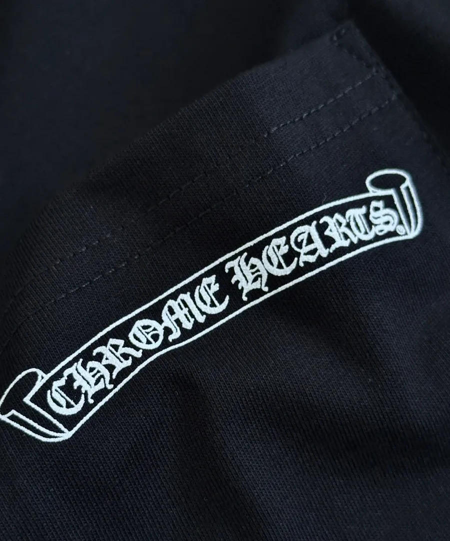 Деталь нагрудного кармана с принтом на черной футболке Chrome Hearts
