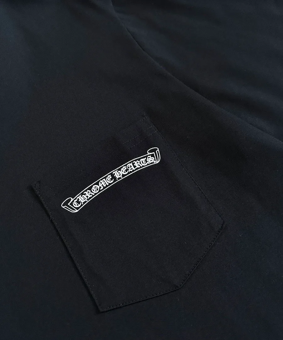 Нагрудный карман черной футболки Chrome Hearts крупным планом