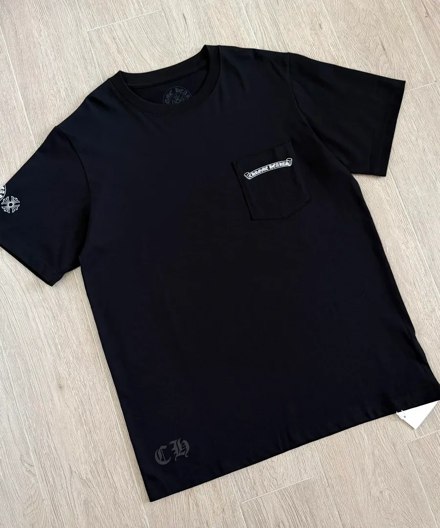 Черная футболка Chrome Hearts с нагрудным карманом, вид спереди на плоскости