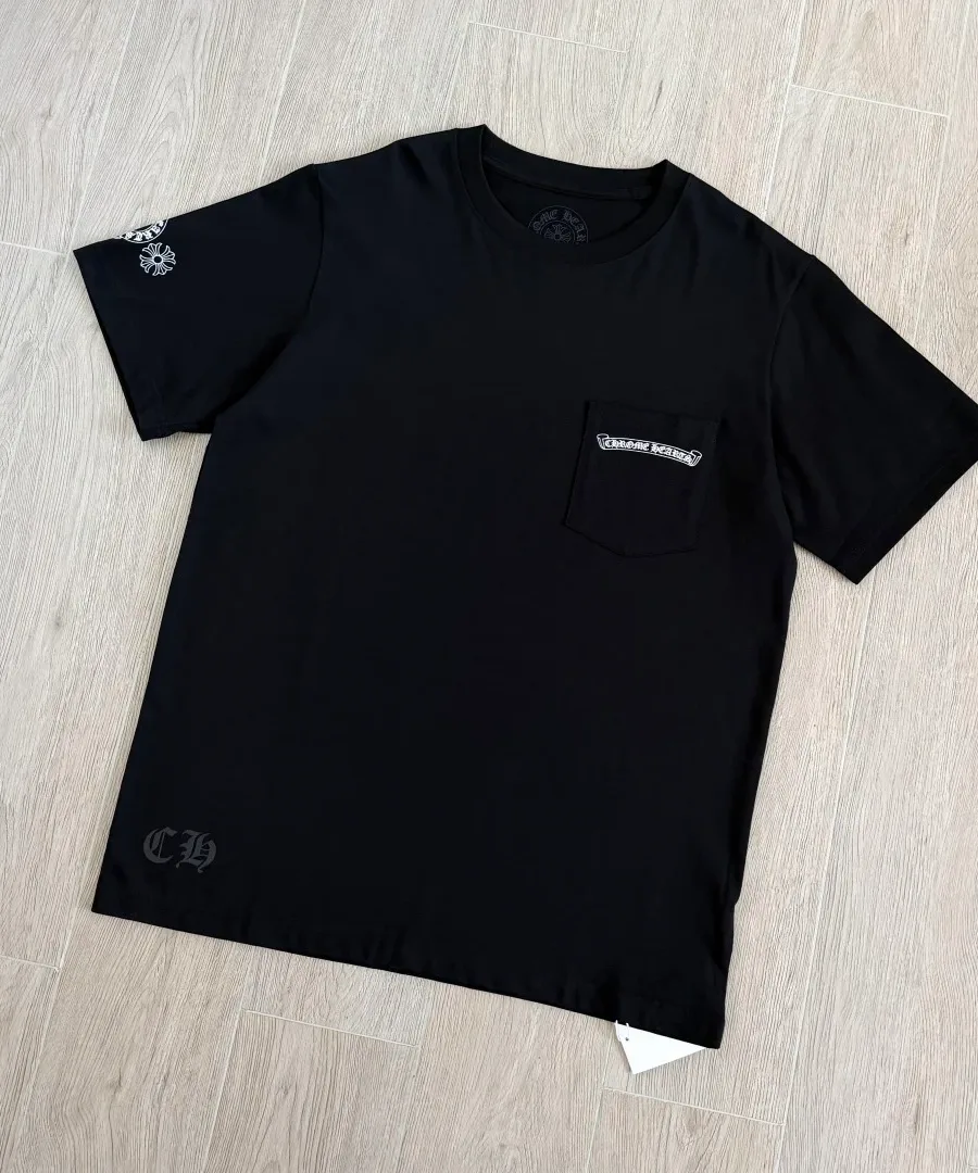 Черная футболка Chrome Hearts с нагрудным карманом, вид спереди под углом
