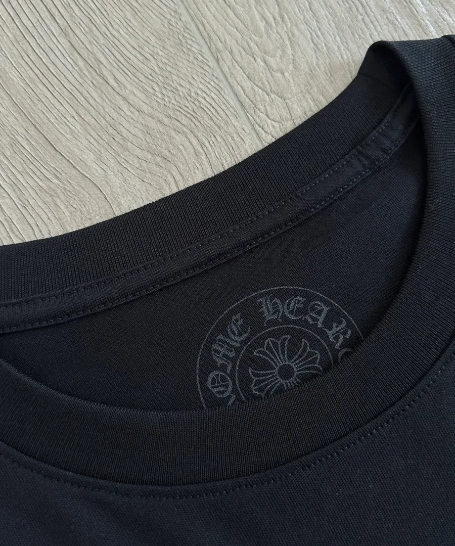 Принт с логотипом на внутренней стороне воротника черной футболки Chrome Hearts
