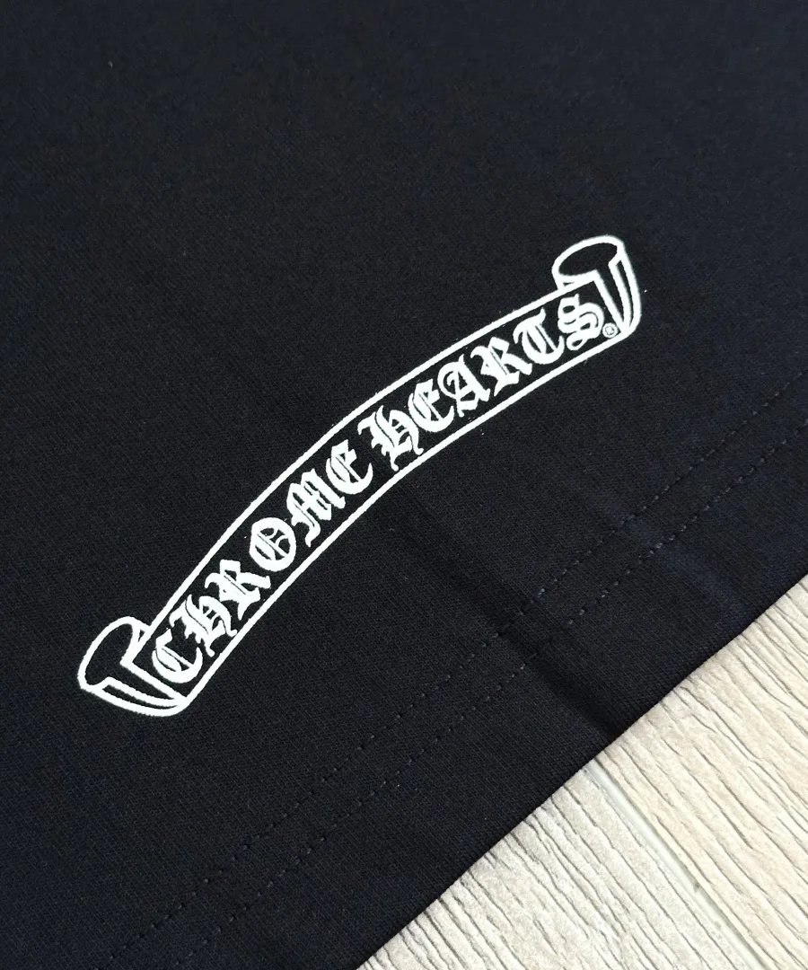Принт с логотипом Chrome Hearts на черной футболке