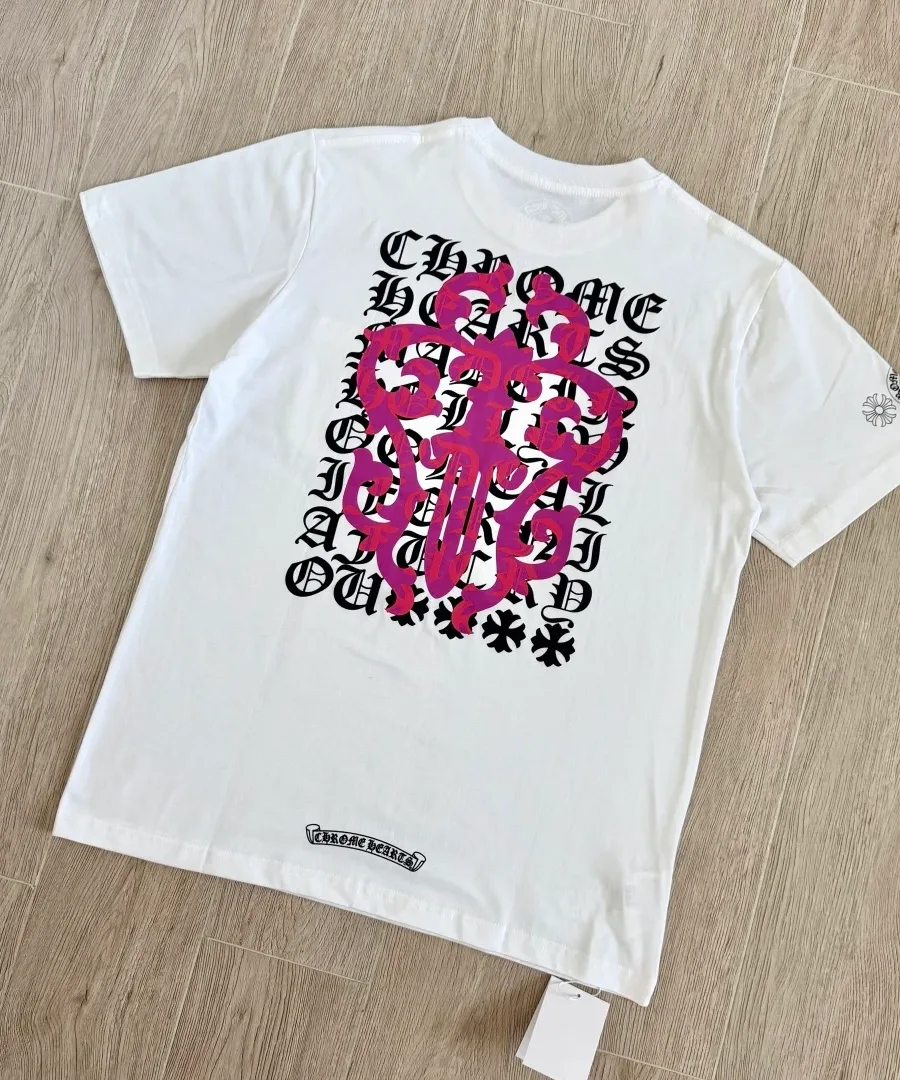 Белая футболка Chrome Hearts с принтом кинжала на спине, вид сзади под углом