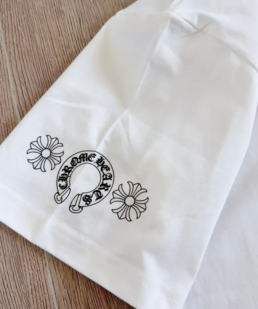 Принт на рукаве белой футболки Chrome Hearts