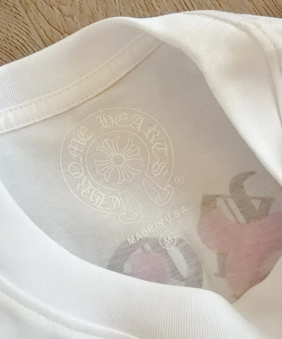 Внутренний принт на воротнике белой футболки Chrome Hearts