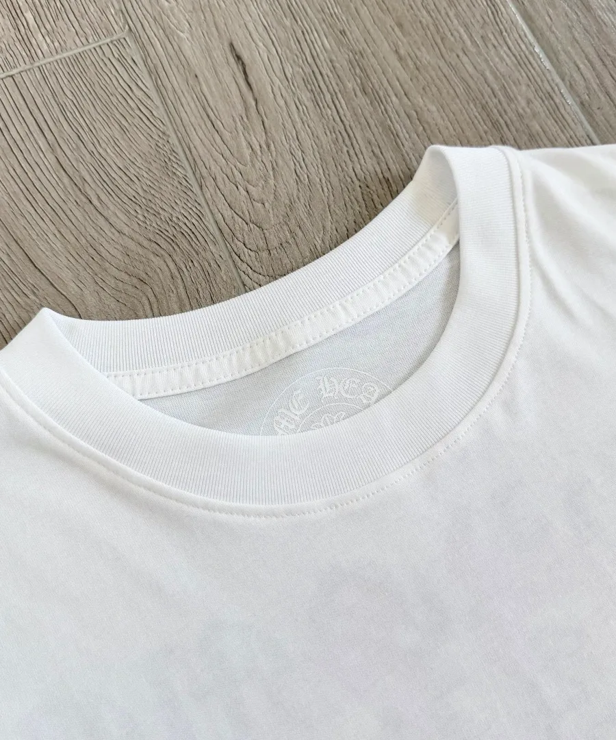 Круглый вырез горловины белой футболки Chrome Hearts крупным планом