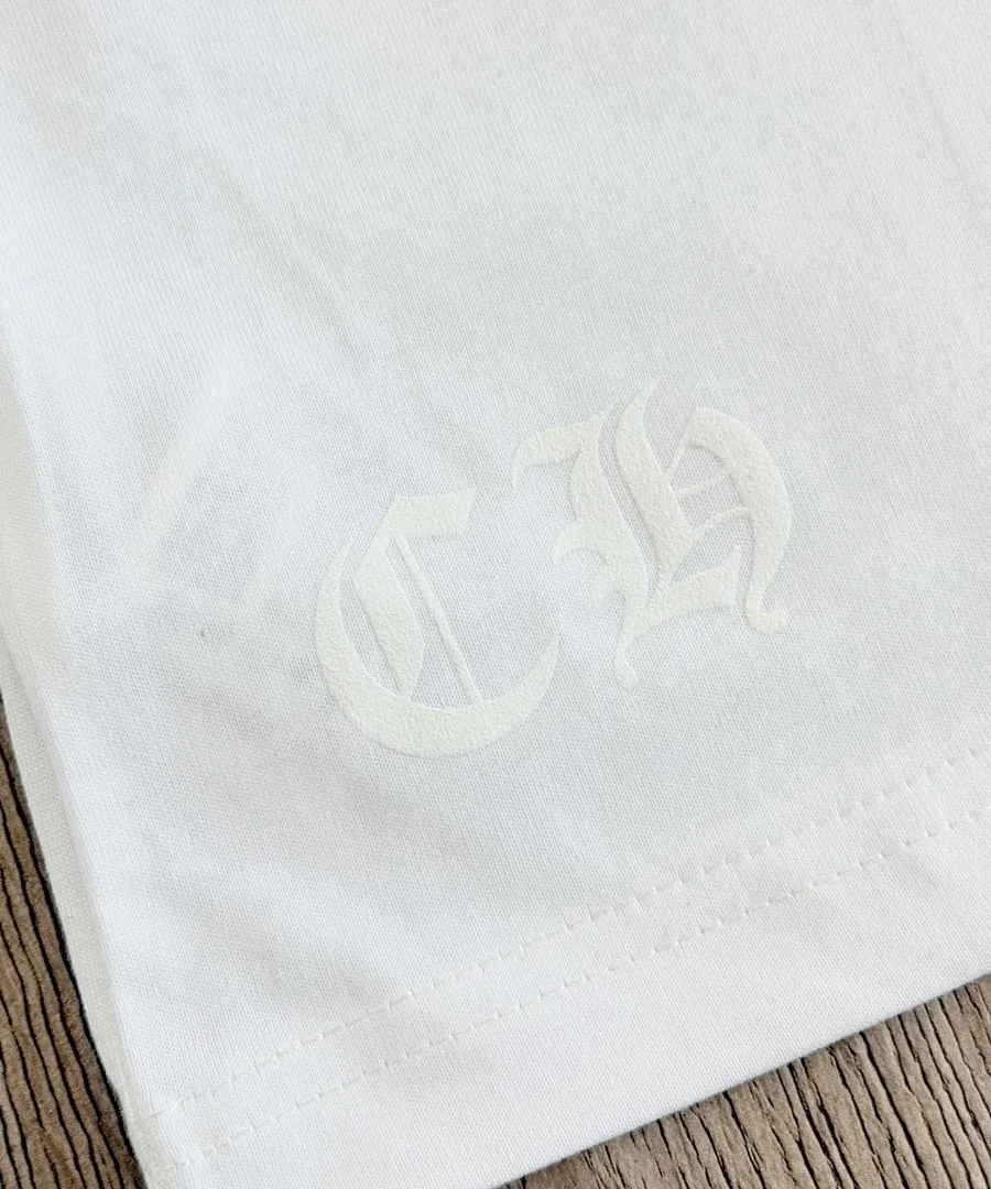 Принт с монограммой CH на белой футболке Chrome Hearts крупным планом