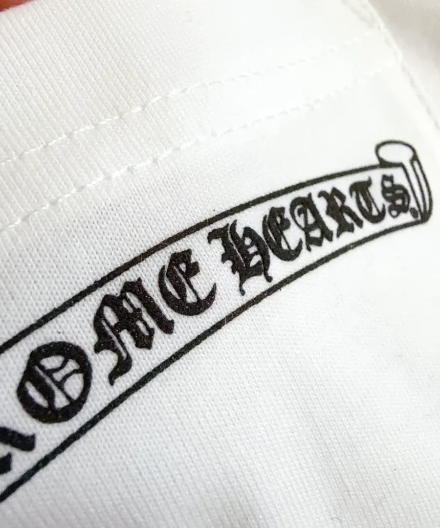 Деталь нагрудного кармана с принтом на белой футболке Chrome Hearts