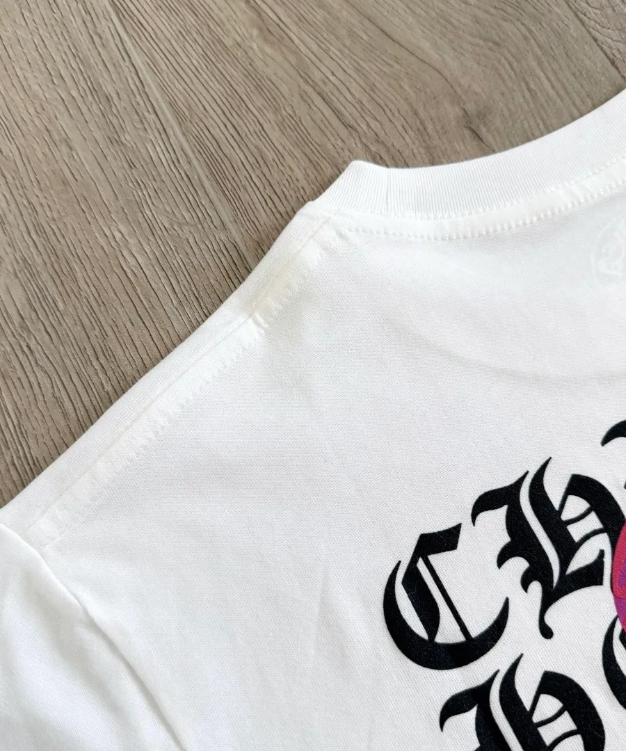 Круглый вырез горловины белой футболки Chrome Hearts