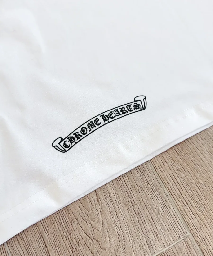 Принт с логотипом Chrome Hearts на белой футболке