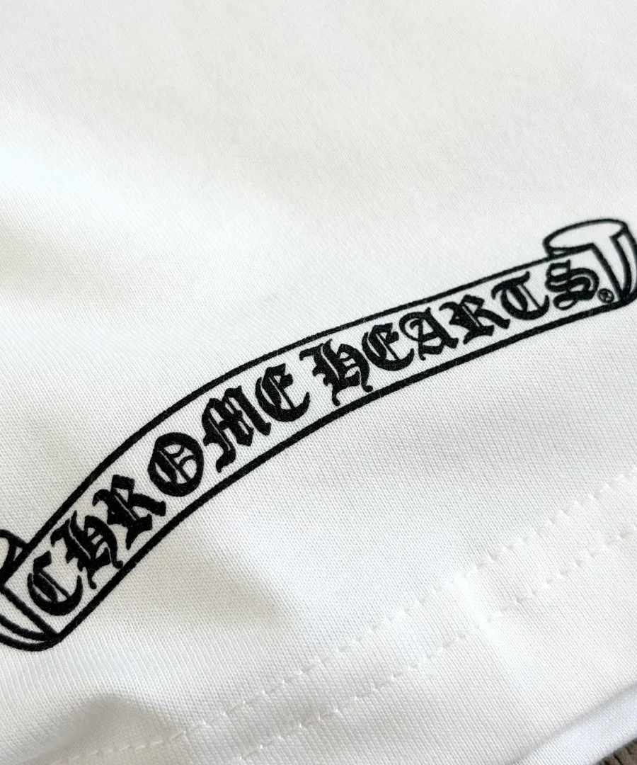 Крупный план принта с логотипом Chrome Hearts на белой футболке