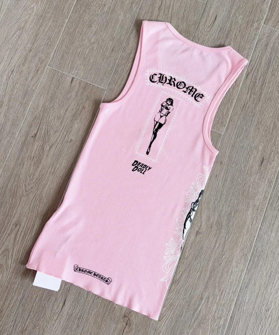 Розовое платье Chrome Hearts Deadly Doll, вид сзади в полный рост