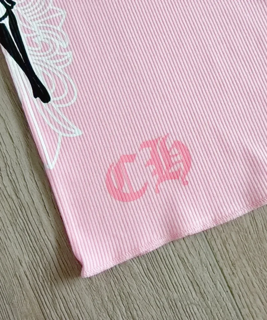 Деталь нижнего края с принтом розового платья Chrome Hearts