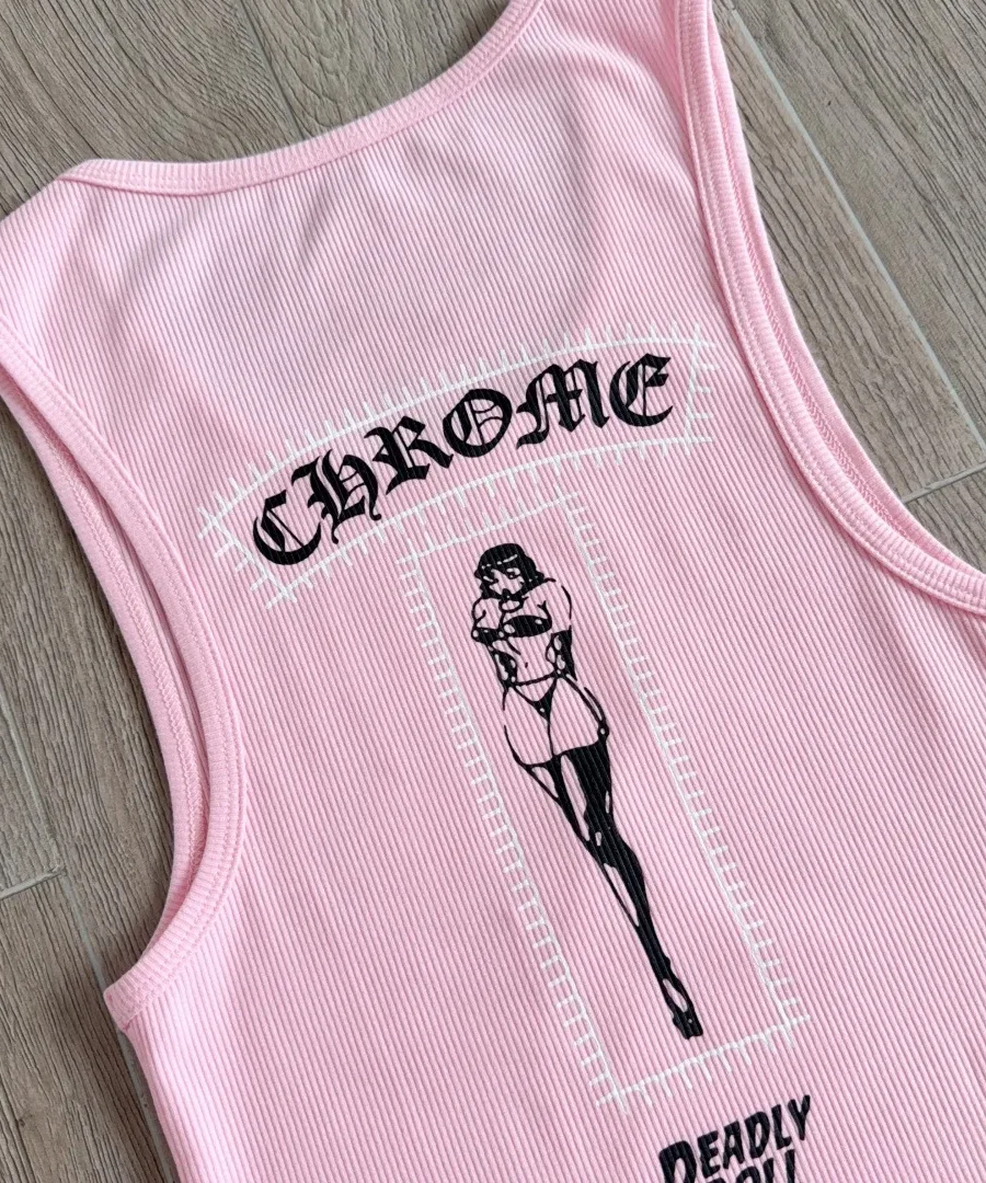 Принт Deadly Doll на спинке розового платья Chrome Hearts