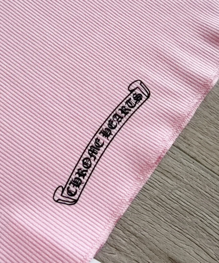 Вышивка или принт с логотипом Chrome Hearts на подоле