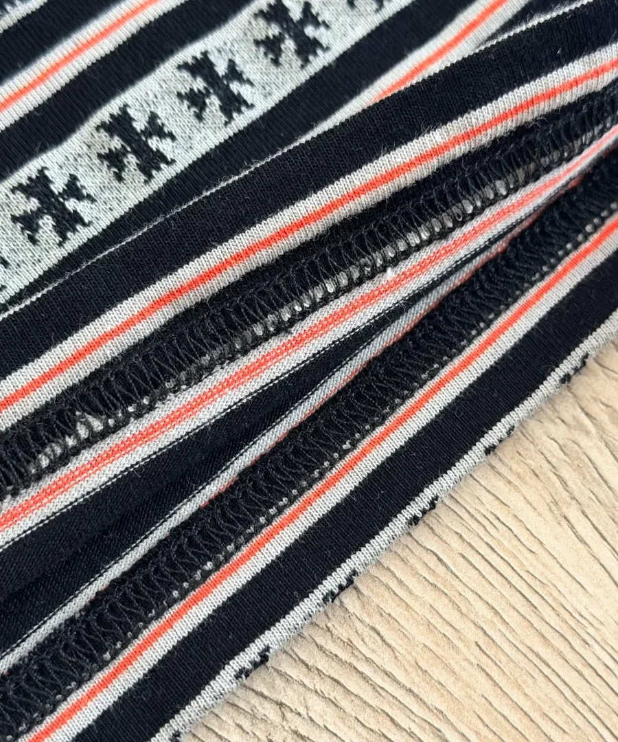 Швы и текстура трикотажного полотна футболки Chrome Hearts
