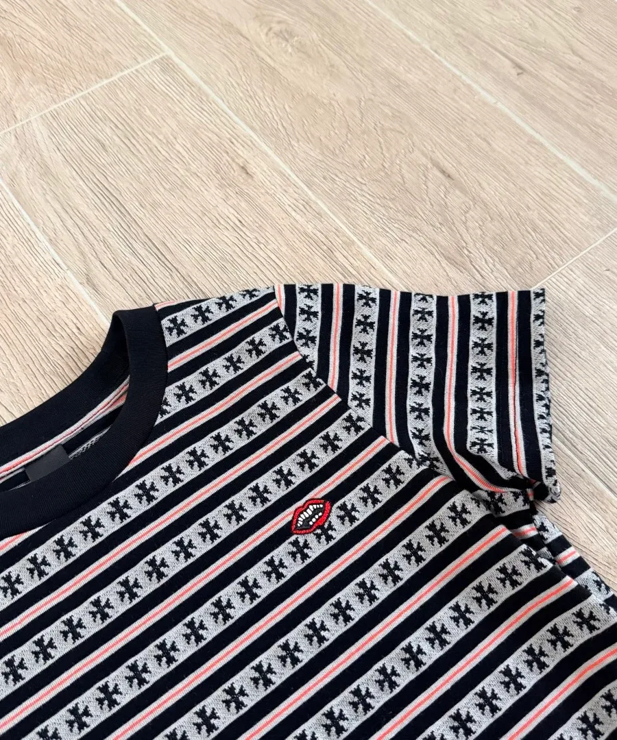Деталь кроя и вышивка на груди укороченной футболки Chrome Hearts