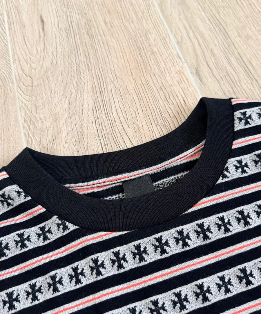 Круглый вырез горловины укороченной футболки Chrome Hearts крупным планом