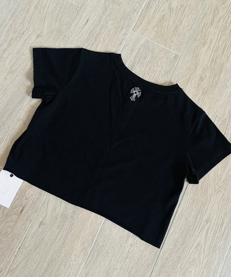 Черная укороченная футболка Chrome Hearts, вид сзади под углом