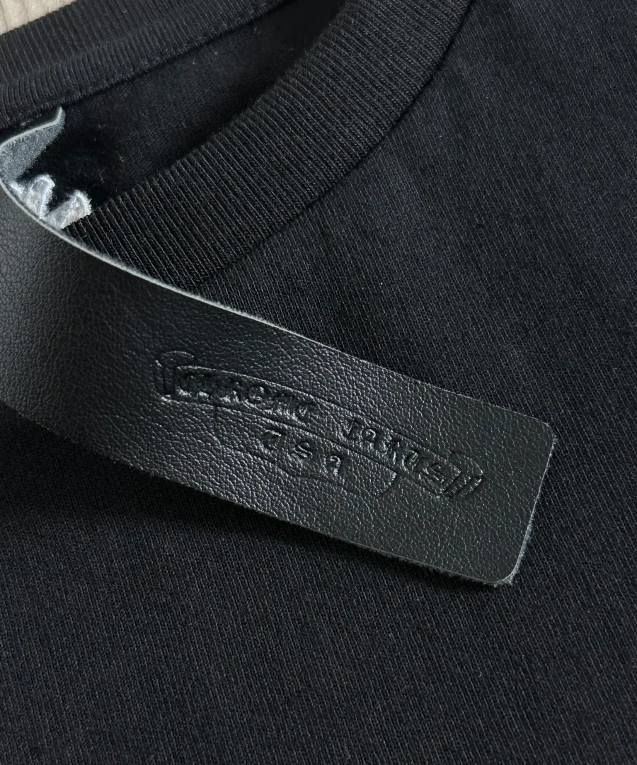 Кожаная бирка на воротнике черной футболки Chrome Hearts