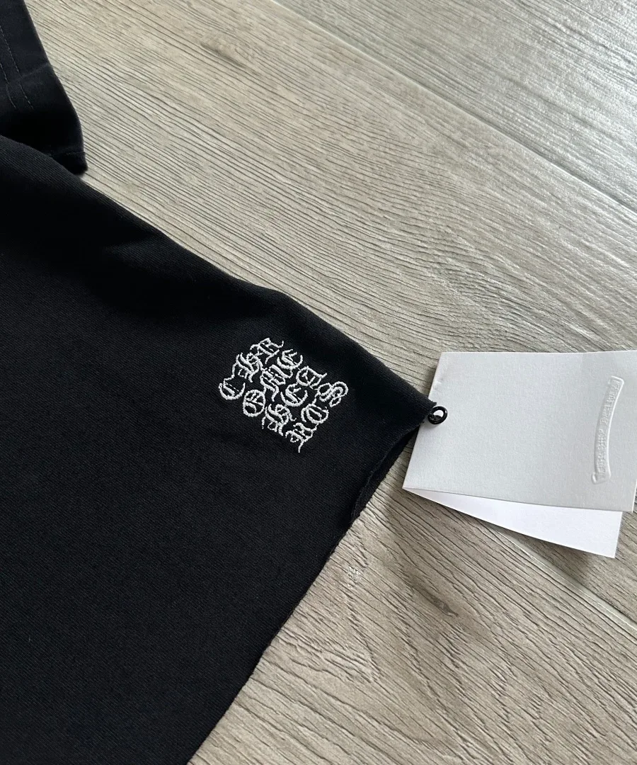 Вышитый логотип на нижней кромке черной футболки Chrome Hearts