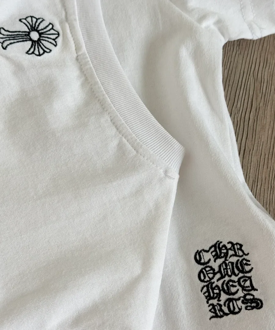 Вид сбоку белой футболки Chrome Hearts с вышивкой
