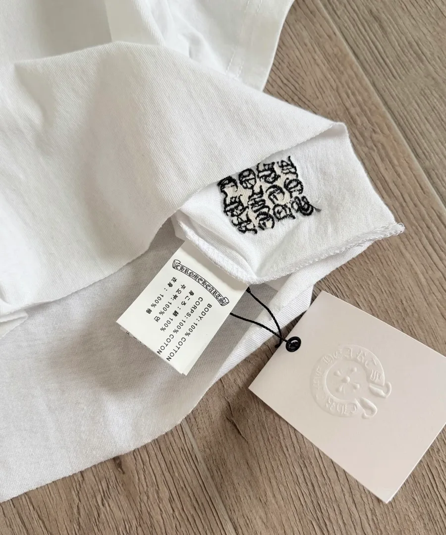 Внутренние бирки и вышитый логотип белой футболки Chrome Hearts