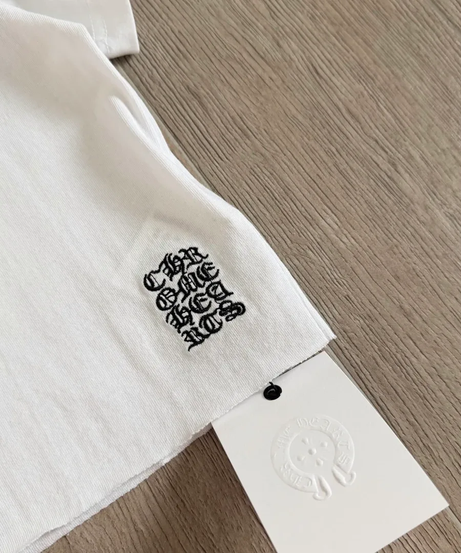 Вышитый логотип на нижней кромке белой футболки Chrome Hearts