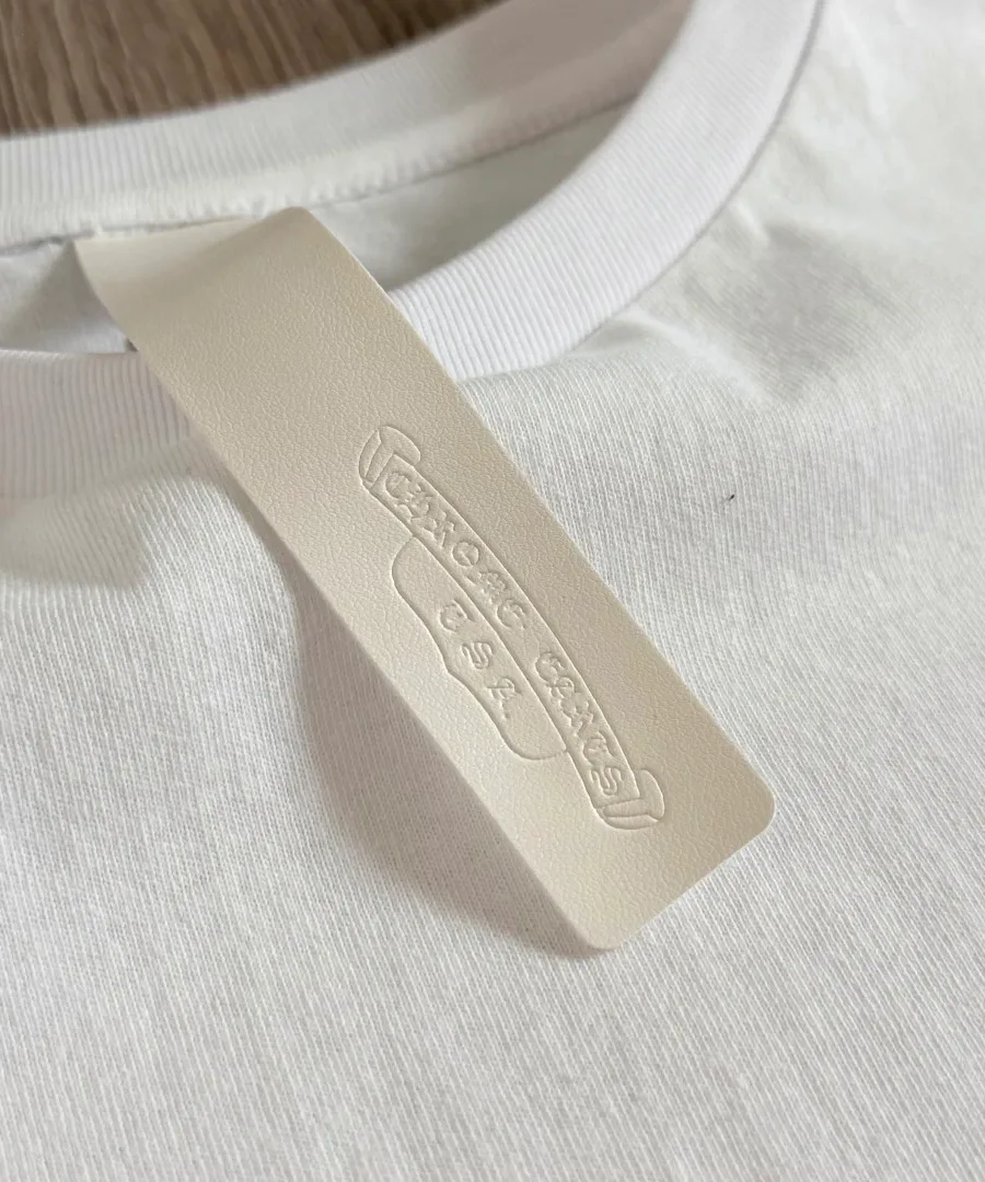 Кожаная бирка на воротнике белой футболки Chrome Hearts