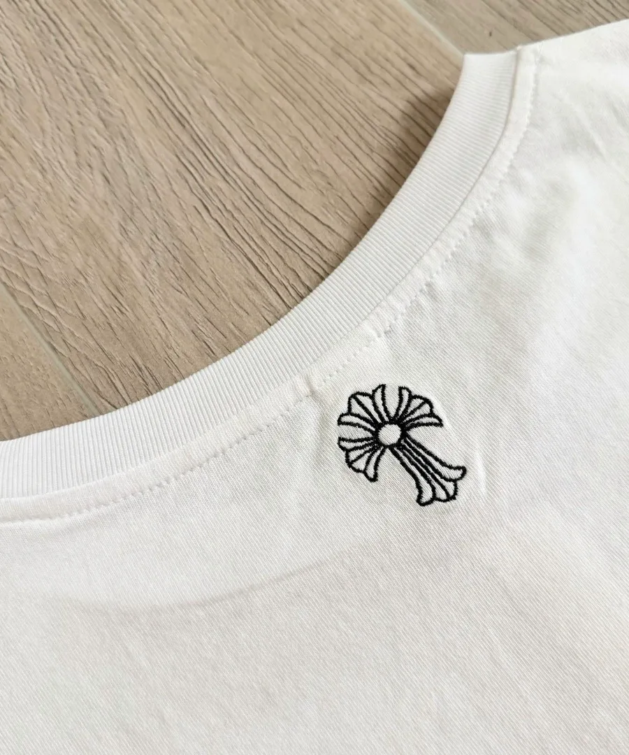 Вышивка креста на задней части воротника белой футболки Chrome Hearts