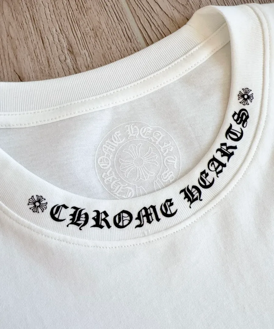 Деталь воротника белого лонгслива Chrome Hearts с принтом