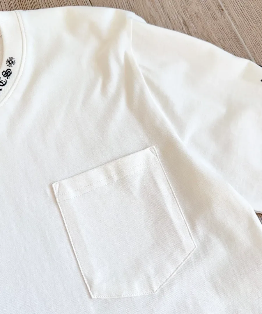 Накладной карман на белом лонгсливе Chrome Hearts