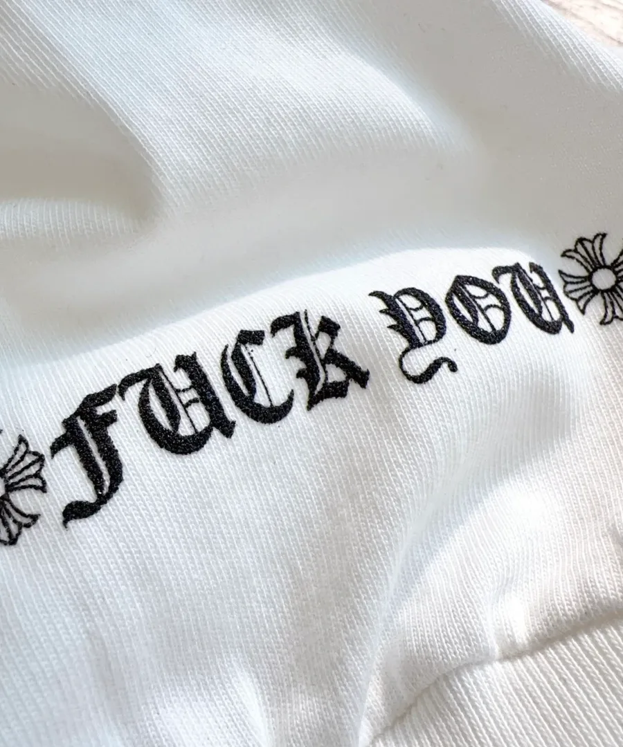 Деталь манжета белого лонгслива Chrome Hearts с надписью
