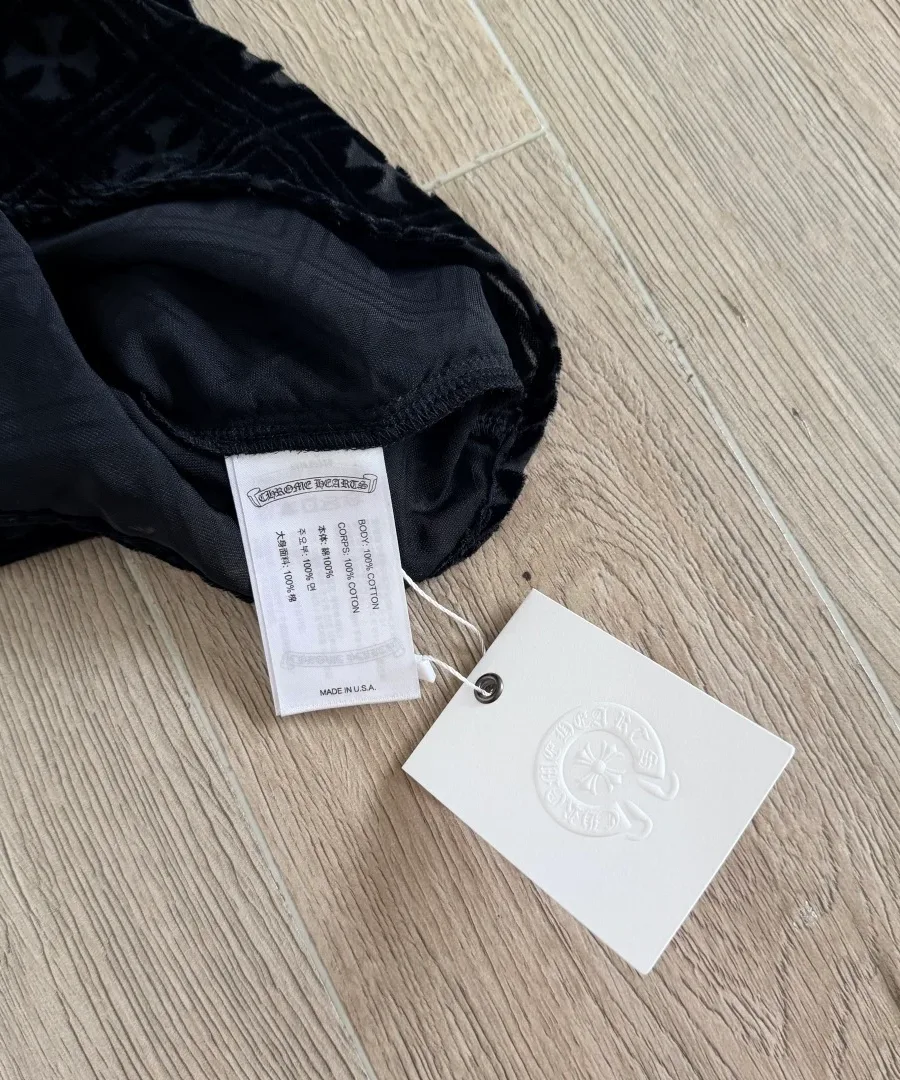 Бирки и ярлыки на топе Chrome Hearts