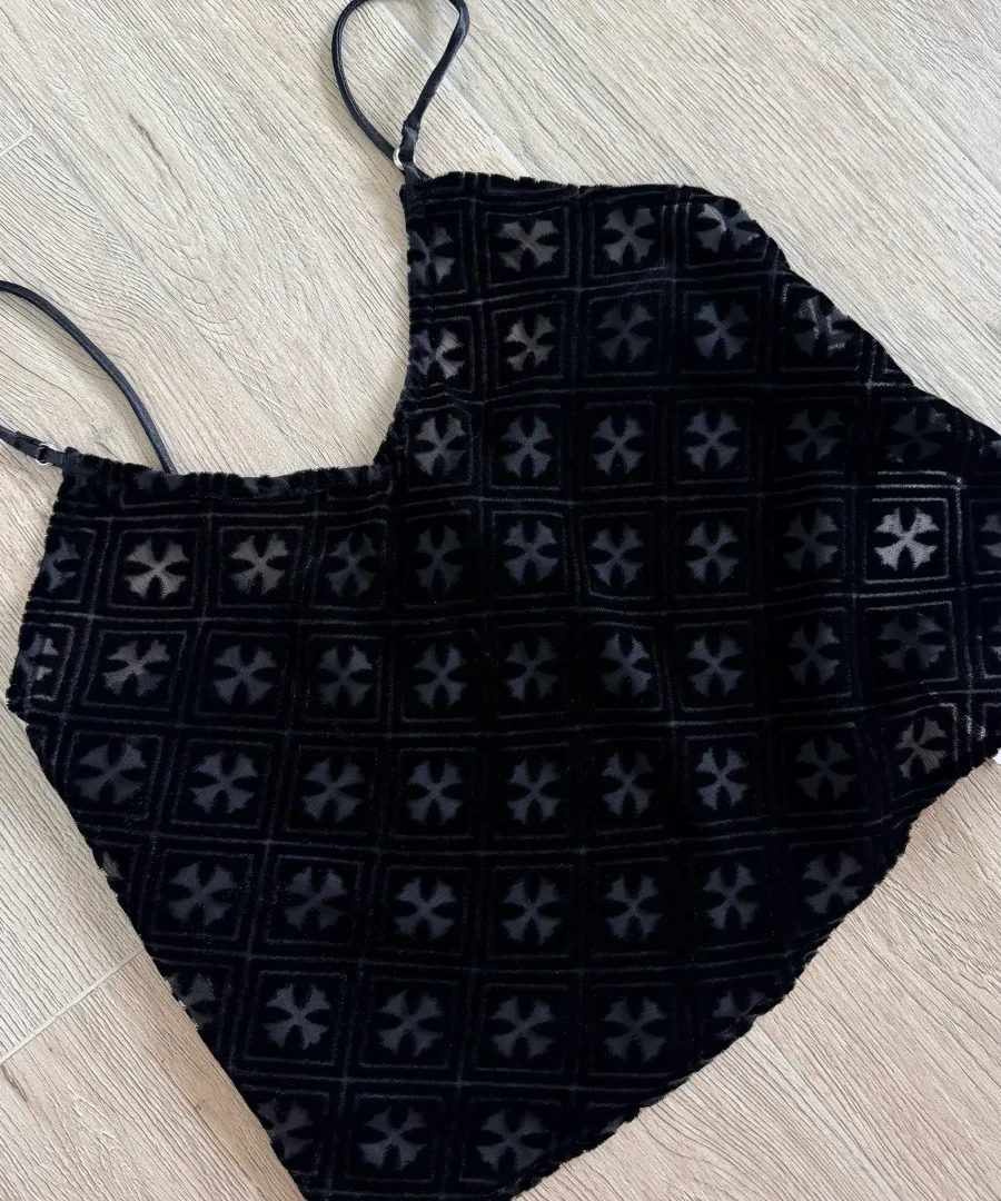 Фактура бархатной ткани топа Chrome Hearts с полупрозрачными крестами