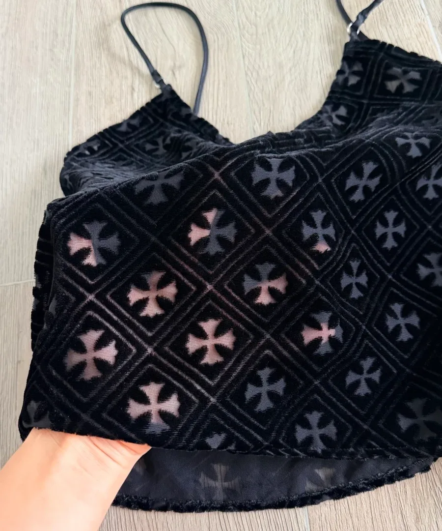 Полупрозрачные кресты на бархатном топе Chrome Hearts крупным планом