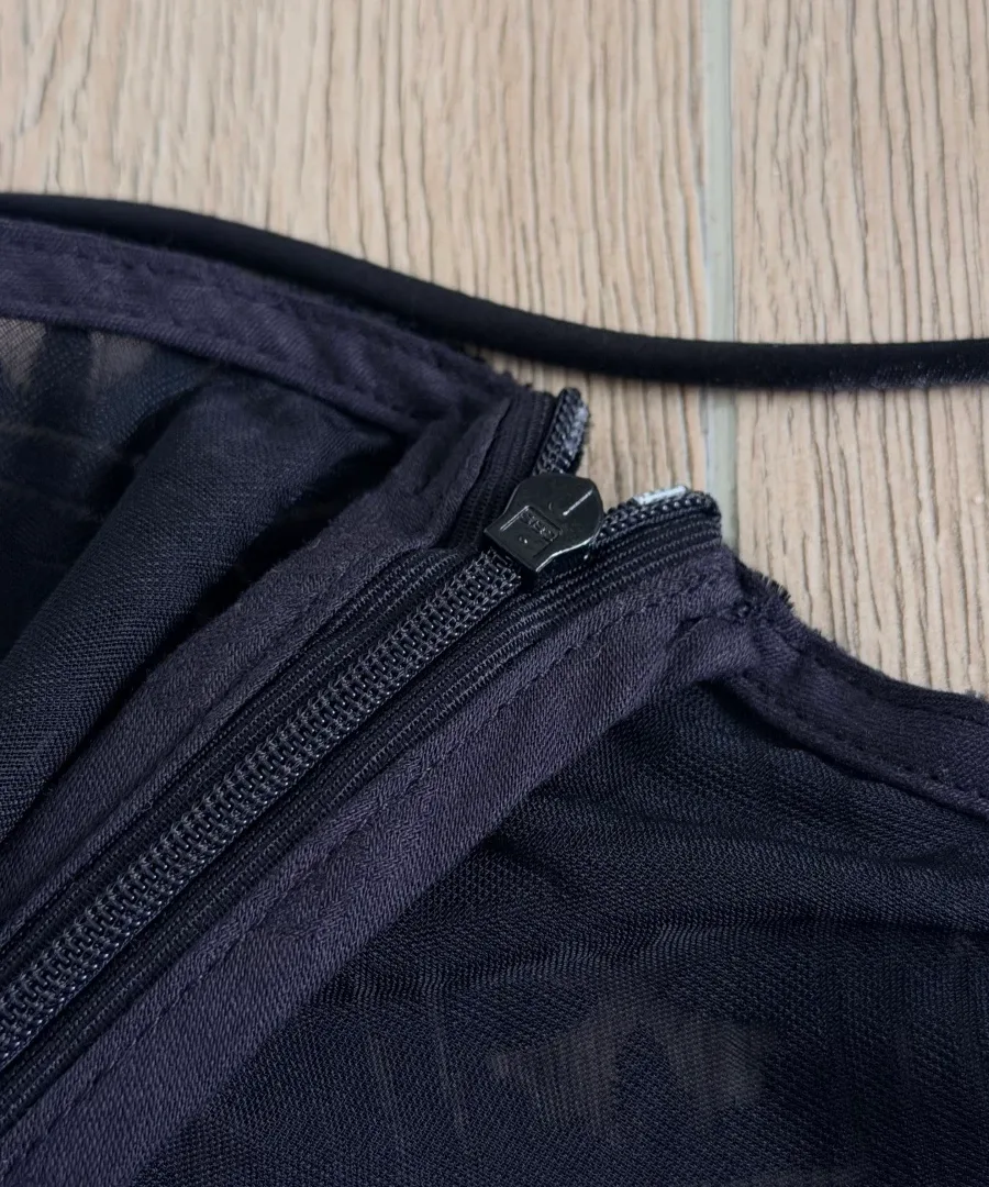 Деталь скрытой молнии на топе Chrome Hearts крупным планом
