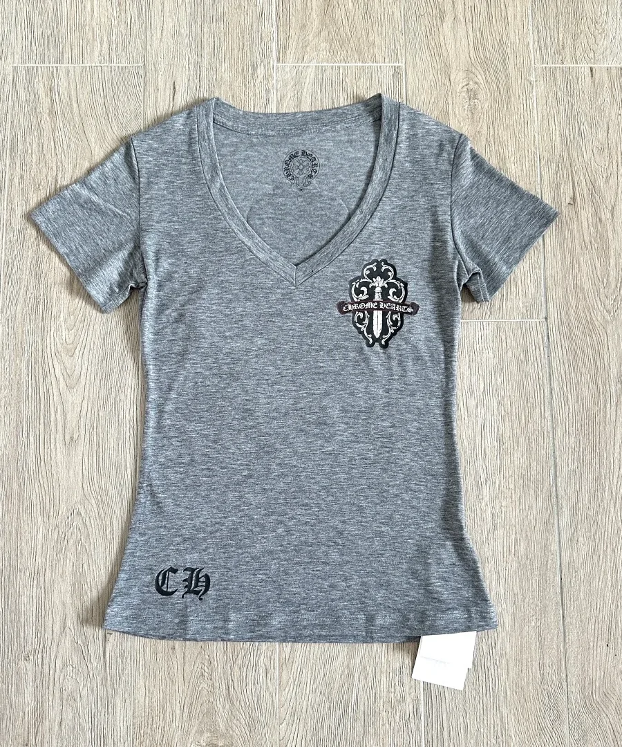Светло-серая женская футболка Chrome Hearts с V-образным вырезом, вид спереди