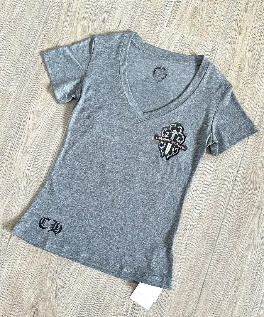 Светло-серая женская футболка Chrome Hearts с V-образным вырезом под углом